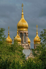 Russisch-Orthodoxe Kirche der heiligen Elisabeth auf dem Neroberg in Wiesbaden mit leuchteten, vergoldeten Kuppeln und grauen Wolkenhimmel