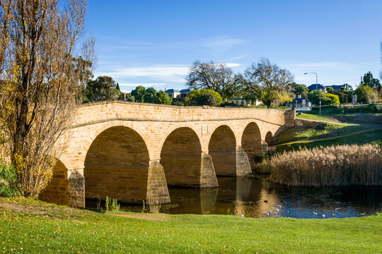 Richmond Bridge, Australia&rsquo;s oldest surviving stone arch bridge, bathed in morning light