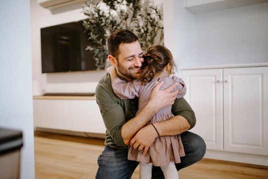 Huging Child Parent Hugging Child Images – Browse 698,009 Stock Photos, Vectors, and ...
