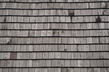 Stara drewniana dachówka na wsi w górach © vofchok