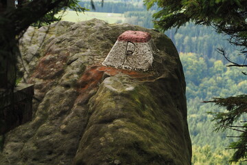 Mały słup pograniczny na granicy Polski i Czech w g&oacute;rach
