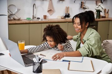 Obraz premium Creating memories together in a cozy home setting with laughter and learning