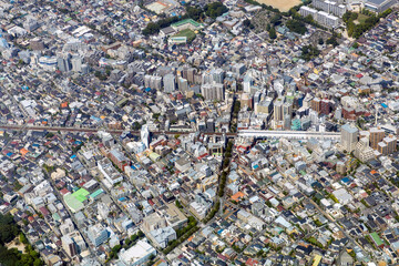 東急東横線の都立大学駅付近の街並みを空撮