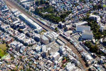 横須賀線の保土ヶ谷駅付近を空撮