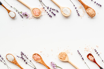 Obraz na płótnie Canvas Spa treatment body care cosmetics - sea salt and scrubs in spoons, top view