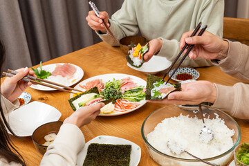 手巻き寿司をする家族