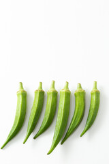 並んだオクラ　白バック