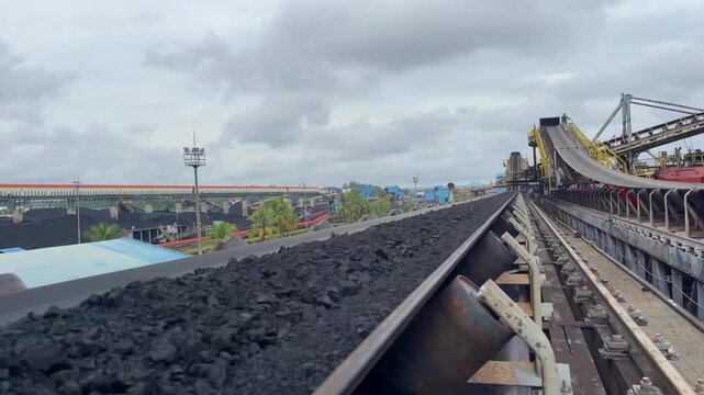 Coal moving on conveyor with rollers
