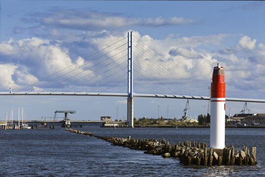 In front sea mark, beacon, harbour entrance, behind it R&uuml;gen bridge, connects island R&uuml;gen with Stralsund, R&uuml;gendamm, behind drawbridge to island D&auml;nholm, Hanseatic city Stralsund, Mecklenburg-Vorpommern, Germany