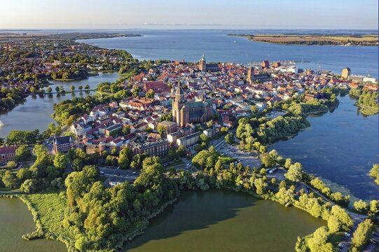 Aerial view, on the left Knieperteich with fountain, below Kleiner Frankenteich, on the left Frankenteich, behind R&uuml;gen Island, centre old town with St. Mary's Church in front, Unesco World Heritage Site, Stralsund, Mecklenburg-Western Pomerania, Germany