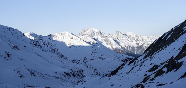 Mountain panorama with the peaks of the Berg&uuml;ner St&ouml;cke Tinzenhorn and Piz Ela, mountain landscape with snow in the morning light, view at the Keschh&uuml;tte in winter, B&uuml;ndner Haute Route, Albula Alps, Rhaetian Alps, Grisons, Eastern Switzerland, Switzerland