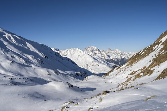 Mountain panorama with the peaks of the Berg&uuml;ner St&ouml;cke Tinzenhorn and Piz Ela, mountain landscape with snow in the morning light, view at the Keschh&uuml;tte in winter, B&uuml;ndner Haute Route, Albula Alps, Rhaetian Alps, Grisons, Eastern Switzerland, Switzerland