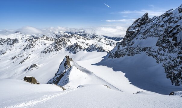 Mountain ridge of Piz Kesch, ascent on Piz Kesch or Piz d'Es-cha in winter, spectacular mountain landscape, view of mountain panorama with glacier Vadret da Porchabella, Albula Alps, Rhaetian Alps, Grisons, Eastern Switzerland, Switzerland