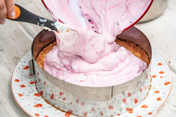 torte beeren in der herstellung schritt f&uuml;r schritt 