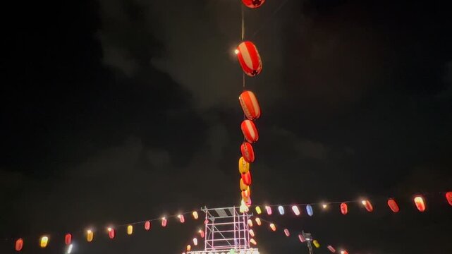 夏祭りの輝く提灯とやぐら