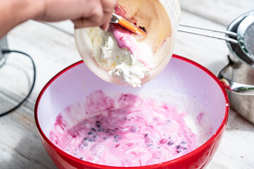 torte beeren in der herstellung schritt für schritt 