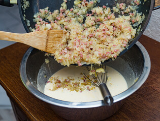 zwiebelkuchen, zwiebel kuchen, in der herstellung schritt f&uuml;r schritt, verschiedene perspektiven, verschiedene aufnahmen, schw&auml;bisch, klassisch, herbst, winter 