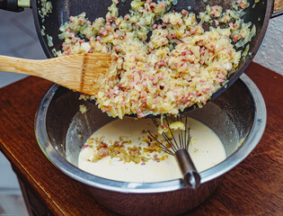 zwiebelkuchen, zwiebel kuchen, in der herstellung schritt f&uuml;r schritt, verschiedene perspektiven, verschiedene aufnahmen, schw&auml;bisch, klassisch, herbst, winter 