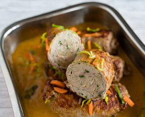 Kalbsroulade gef&uuml;llt schritt f&uuml;r schritt herstellung br&auml;t gem&uuml;se sauce aufgeschnitten 