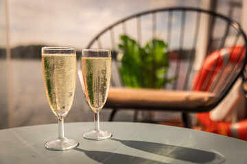 Foodfotografie auf einem Kreuzfahrtschiff am See – Grill & Chill sowie Brunch Event mit vielfältigen Speisen, Drinks und sommerlichem Ambiente in moderner Lifestyle-Atmosphäre