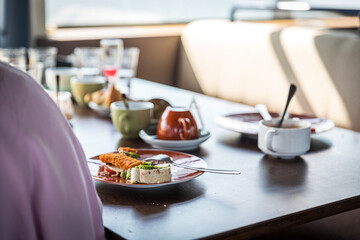 Foodfotografie auf einem Kreuzfahrtschiff am See – Grill & Chill sowie Brunch Event mit vielfältigen Speisen, Drinks und sommerlichem Ambiente in moderner Lifestyle-Atmosphäre