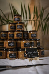 Romantische Hochzeitsfotos in einer Kirche und einem traditionellen Dreiseitenhof – Brautpaarportraits auf dem Land in authentischer Dorfkulisse