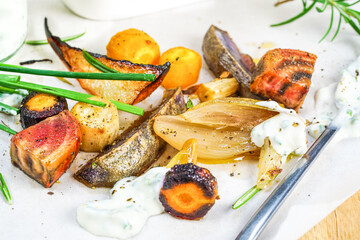 Gebackenes Wurzelgem&uuml;se, rote bete, aus dem backofen, rote bete verschiedene farben, urkarotte, rosmarin, wintergem&uuml;se 