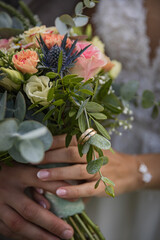 Romantische Hochzeitsfotos in einer Kirche und einem traditionellen Dreiseitenhof –...