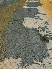 Strassenschäden auf einer Teerstrasse