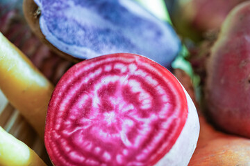 Gebackenes Wurzelgem&uuml;se, rote bete, aus dem backofen, rote bete verschiedene farben, urkarotte, rosmarin, wintergem&uuml;se 