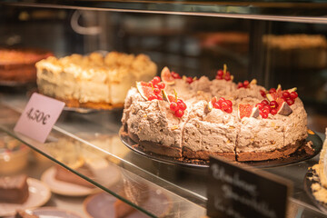 Moderne Food- und Interiorfotografie in einem stilvollen Lifestyle-Café mit gemütlichem Ambiente, Kaffeespezialitäten, Desserts und trendiger Gastronomieeinrichtung