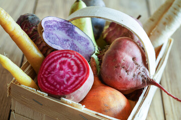 Gebackenes Wurzelgem&uuml;se, rote bete, aus dem backofen, rote bete verschiedene farben, urkarotte, rosmarin, wintergem&uuml;se 