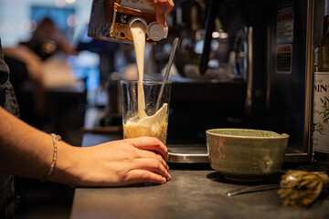 Moderne Food- und Interiorfotografie in einem stilvollen Lifestyle-Café mit gemütlichem Ambiente, Kaffeespezialitäten, Desserts und trendiger Gastronomieeinrichtung