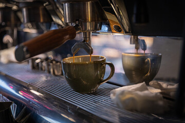 Moderne Food- und Interiorfotografie in einem stilvollen Lifestyle-Café mit gemütlichem Ambiente, Kaffeespezialitäten, Desserts und trendiger Gastronomieeinrichtung