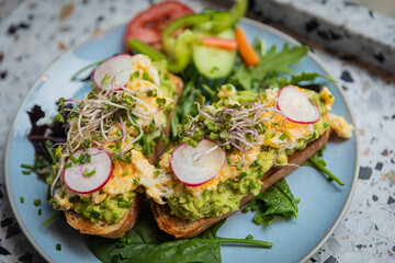 Moderne Food- und Interiorfotografie in einem stilvollen Lifestyle-Café mit gemütlichem Ambiente, Kaffeespezialitäten, Desserts und trendiger Gastronomieeinrichtung