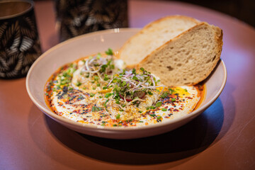 Moderne Food- und Interiorfotografie in einem stilvollen Lifestyle-Café mit gemütlichem Ambiente,...