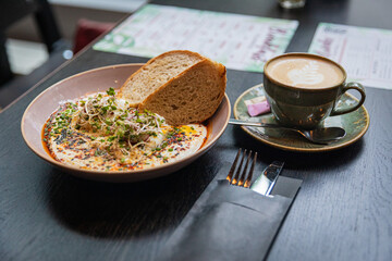 Moderne Food- und Interiorfotografie in einem stilvollen Lifestyle-Café mit gemütlichem Ambiente, Kaffeespezialitäten, Desserts und trendiger Gastronomieeinrichtung