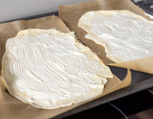 Pizza fladen teig roh bestrichen Schmand Sauerrahm Sahne auf Backblech 