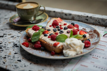 Moderne Food- und Interiorfotografie in einem stilvollen Lifestyle-Café mit gemütlichem Ambiente, Kaffeespezialitäten, Desserts und trendiger Gastronomieeinrichtung