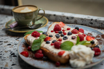 Moderne Food- und Interiorfotografie in einem stilvollen Lifestyle-Café mit gemütlichem Ambiente, Kaffeespezialitäten, Desserts und trendiger Gastronomieeinrichtung