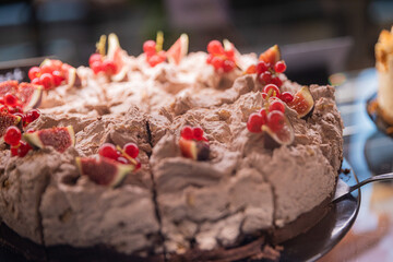 Moderne Food- und Interiorfotografie in einem stilvollen Lifestyle-Café mit gemütlichem Ambiente, Kaffeespezialitäten, Desserts und trendiger Gastronomieeinrichtung