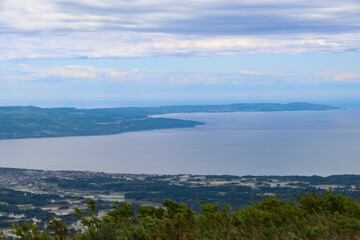 春の佐渡島。白雲荘より真野湾を望む。遠くには小木半島が見える。