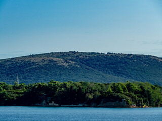 Naklejka premium Hochspannungsmast an der kroatischen Küste