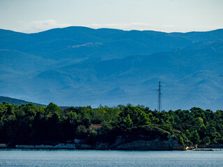 Hochspannungsmast an der kroatischen Küste