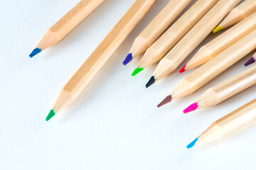 カラフルな色鉛筆
