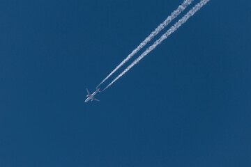 avion de pasajeros estelando a altitud crucero con cielo despejado