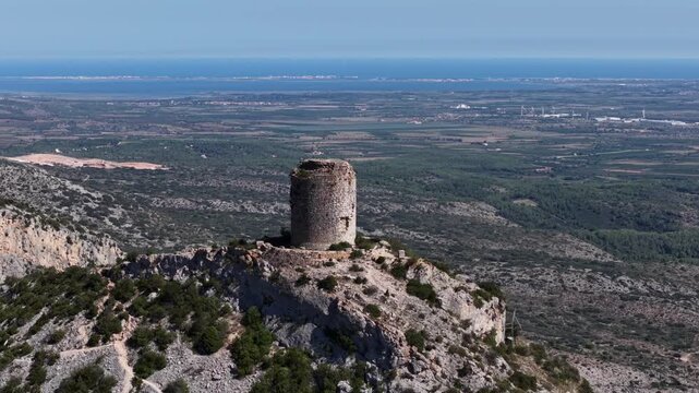 Tour de Tautavel surplombant la plaine du Roussillon dans les Pyr&eacute;n&eacute;es Orientales