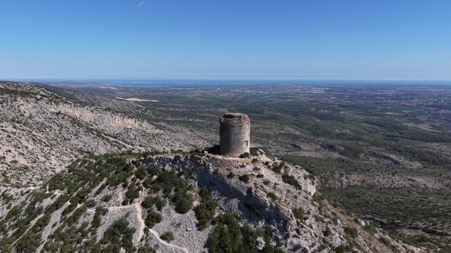 Tour de Tautavel surplombant la plaine du Roussillon dans les Pyr&eacute;n&eacute;es Orientales