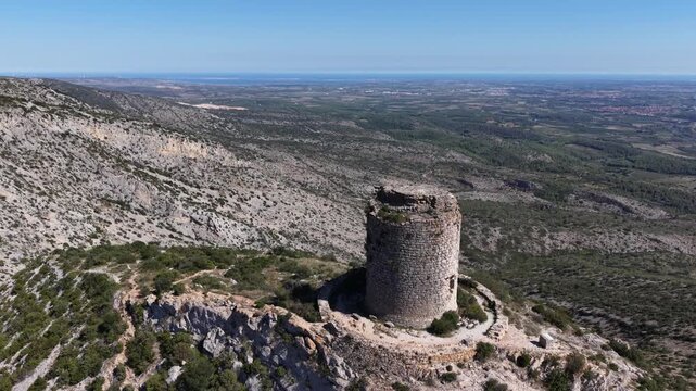 Tour de Tautavel surplombant la plaine du Roussillon dans les Pyr&eacute;n&eacute;es Orientales