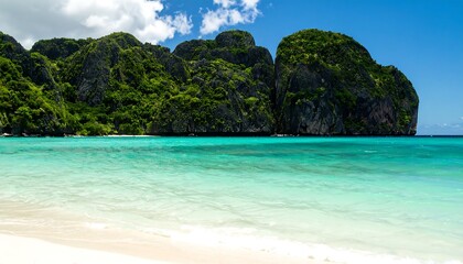 Obraz premium Tropical beach with lush mountains